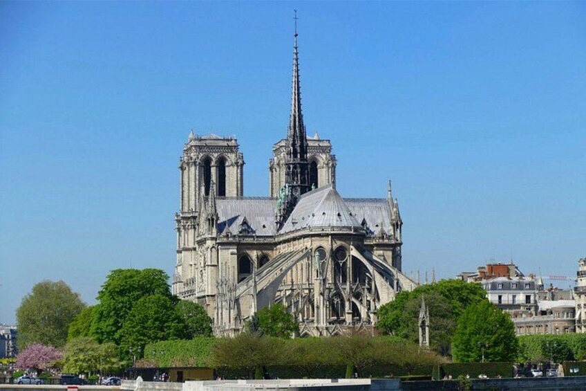 Admire the majestic rear view of Notre-Dame Cathedral from the Seine during your dinner cruise in Paris. 5