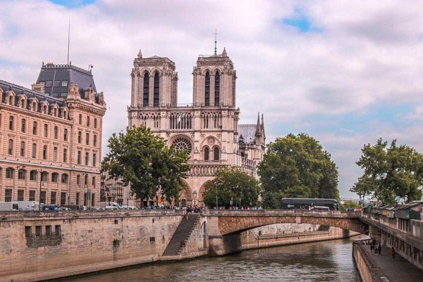 Naviguez devant l’emblématique façade de Notre-Dame, un incontournable de votre croisière romantique à Paris. 2