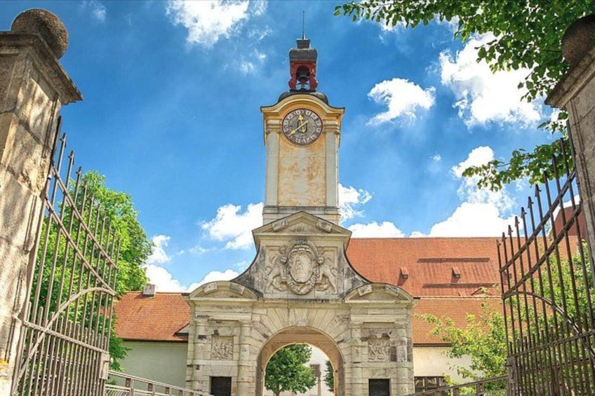 Un beffroi doté d’une horloge, d’une arche et d’une clôture. 1