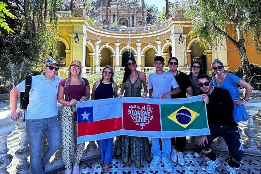 Un groupe de personnes tenant un drapeau orné des drapeaux du Brésil et du Chili. 4