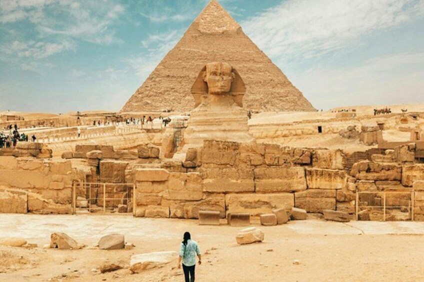 The Great Pyramid of Giza with a clear view of the Sphinx and surrounding ancient ruins. 5
