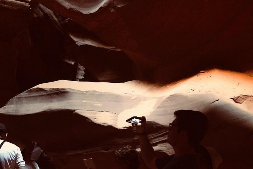 Una persona fotografiando formaciones rocosas en una cueva. 5