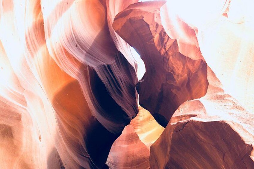 Eine Schlucht mit glatten, geschwungenen Felsformationen. 2