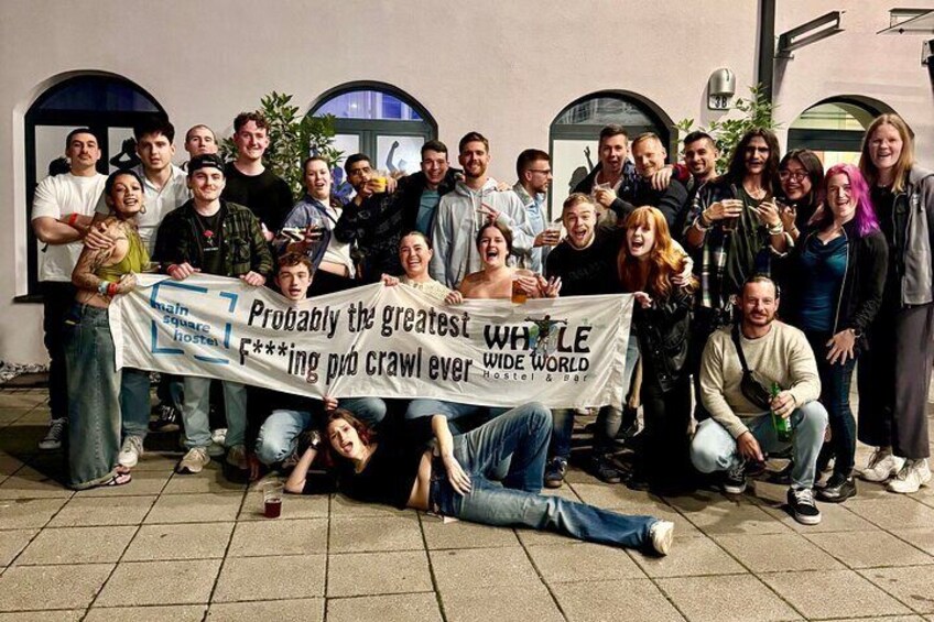 Un gruppo di persone che tiene in mano uno striscione all'aperto. 2