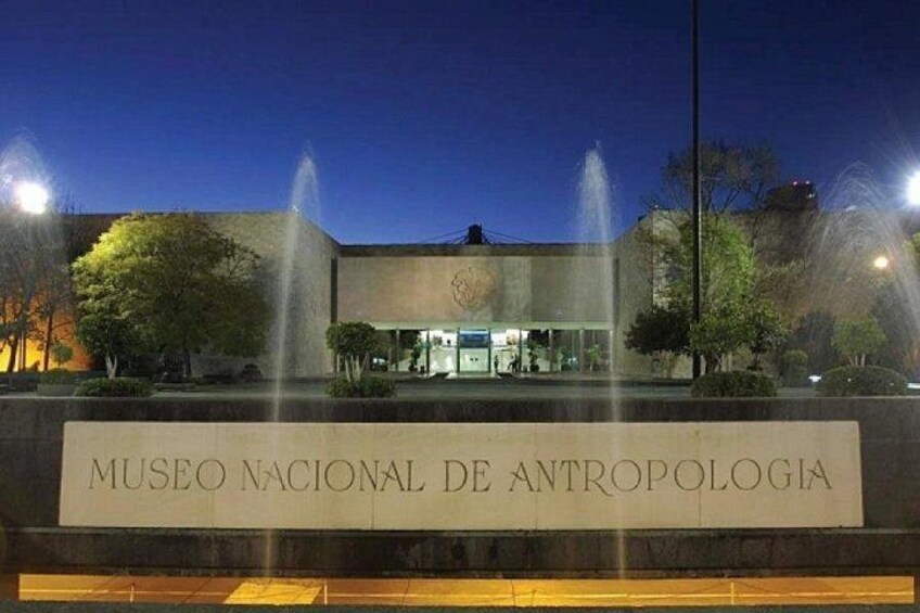 Nationalmuseet för antropologi, fotograferat på natten med upplysta fontäner och en klar himmel. 4