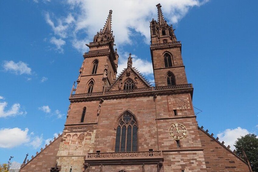 En stor murstenskirke med to høje tårne og et stort, centralt vindue. 2
