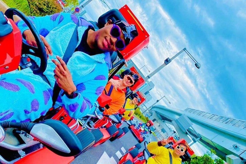 Des montagnes russes avec des passagers vêtus de costumes colorés. 3