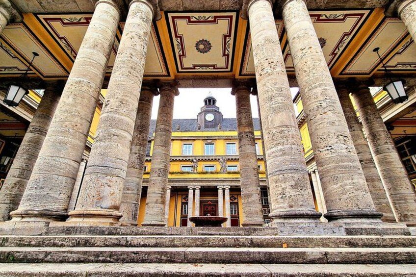 Stately and full of secrets: You can find out why half of Schwabing is connected by secret corridors on the tour! 3