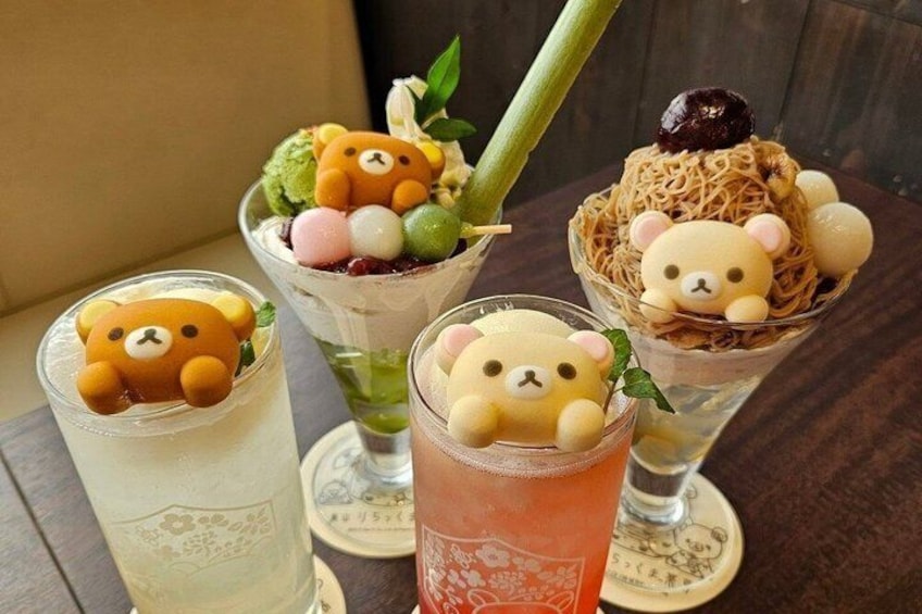 Four drinks with bear-shaped decorations. 2