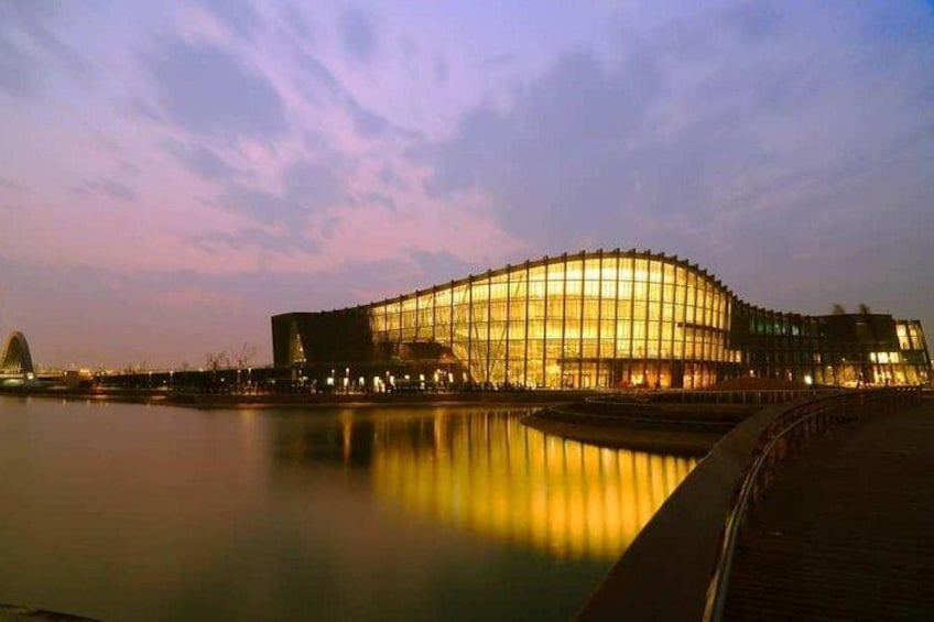 The Southern Branch of the Palace Museum blends modern design with Asian cultural influences, featuring exhibits, a spacious park, and interactive activities for an immersive experience. 1