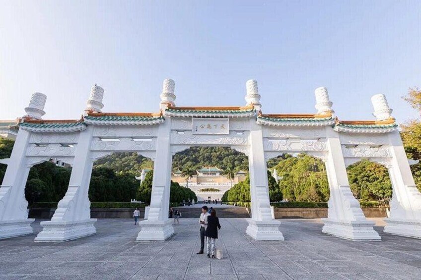 The National Palace Museum in Taipei boasts an extensive collection of ancient Chinese art. 2