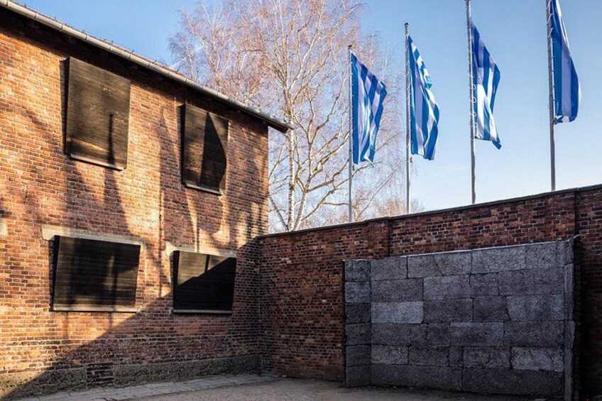 Un bâtiment en briques doté de grandes fenêtres et d’un mur en pierre. 3