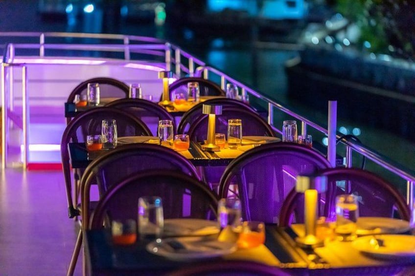 Tavoli e sedie disposti per la cena, lungo un parapetto di balcone. 5