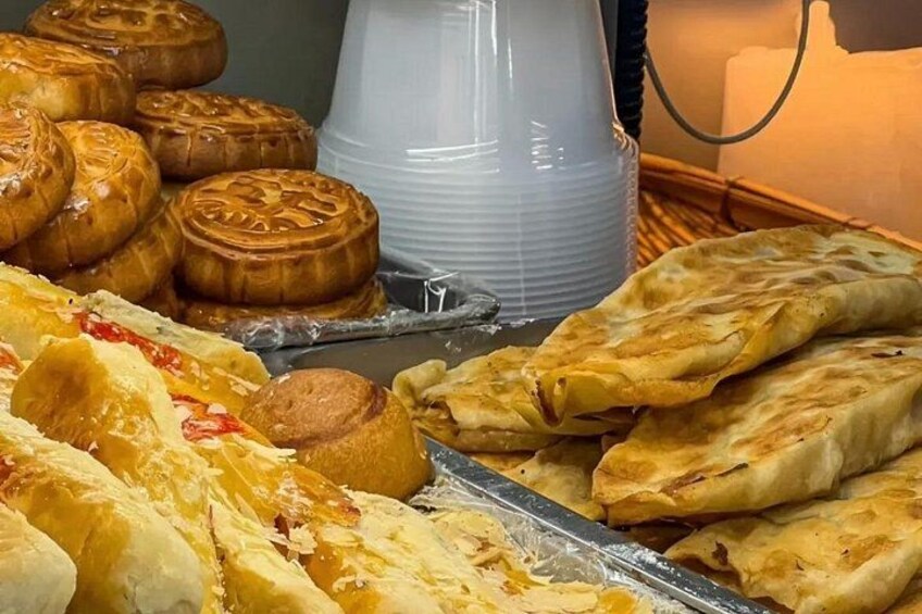 Diverse gebakjes, waaronder maancakejes en gebak, op een schaal. 5