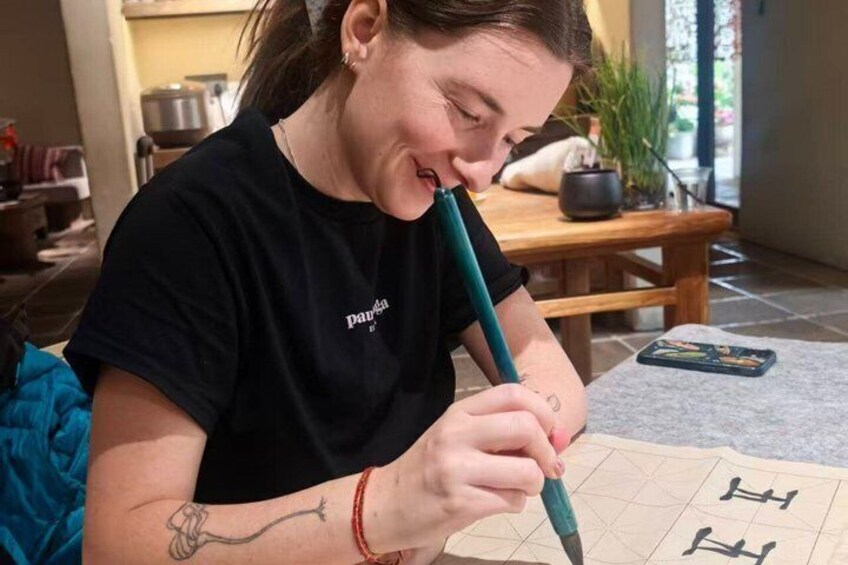 Una persona dibujando sobre un papel con un bolígrafo. 2