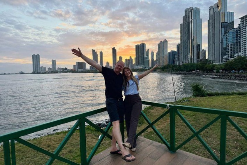 Un couple pose sur un pont, avec une vue sur les bâtiments d’une ville et une rivière en arrière-plan. 5