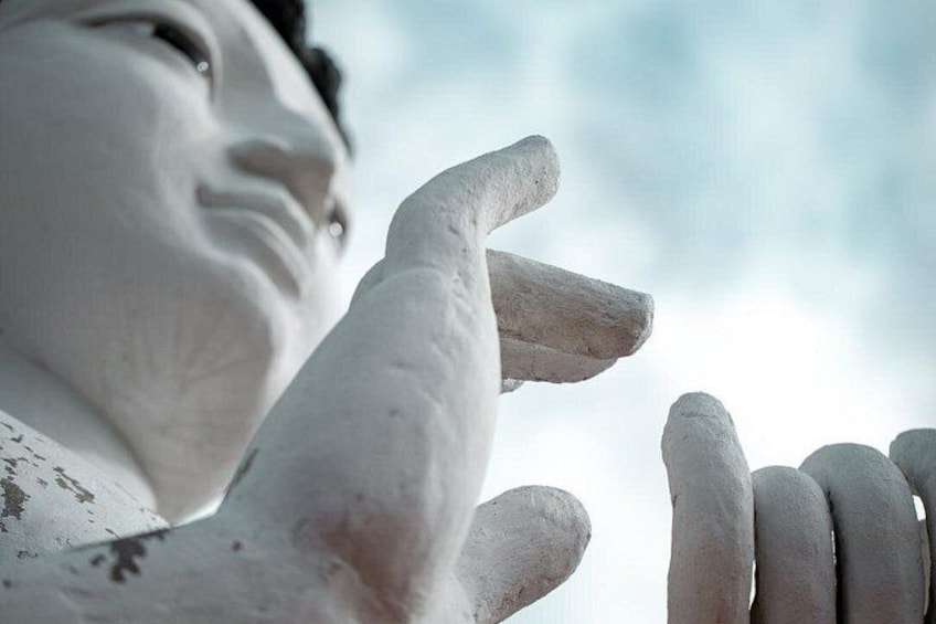 En stor statue med en udstøbt hånd. 5