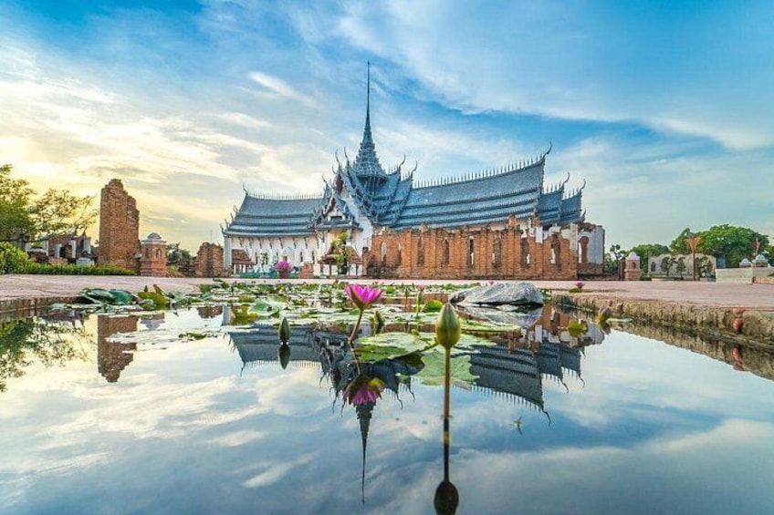 Et traditionelt tempel med en lotusdam foran. 1