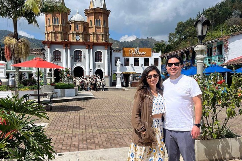 PREMIUM Guatapé Tour: Rock, Luxury boat ride, Meals & Llamas 2