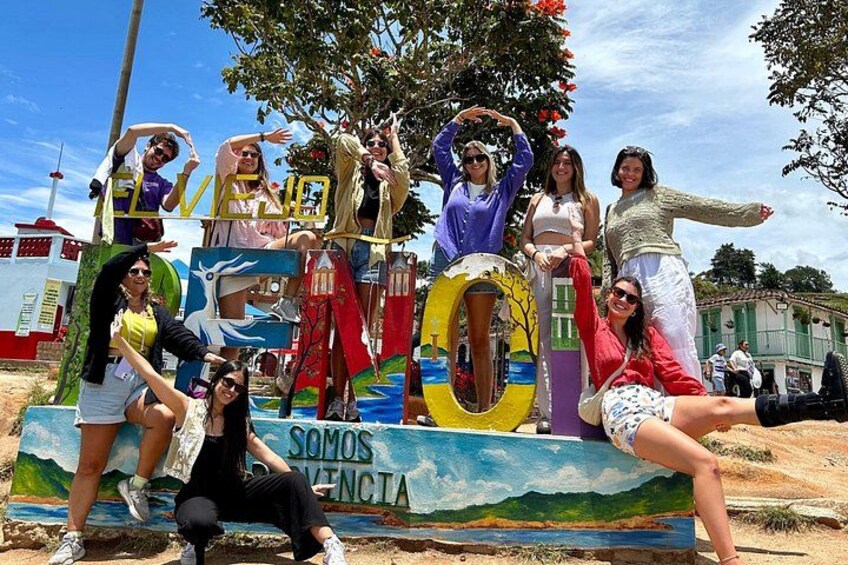 PREMIUM Guatapé Tour: Rock, Luxury boat ride, Meals & Llamas 3