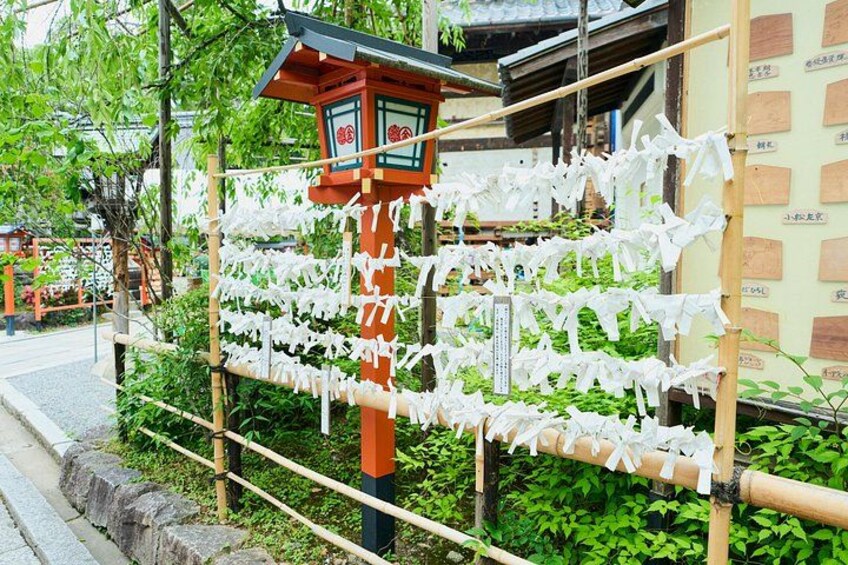 En traditionell japansk torii-port med vita pappersband och en röd lykta. 2