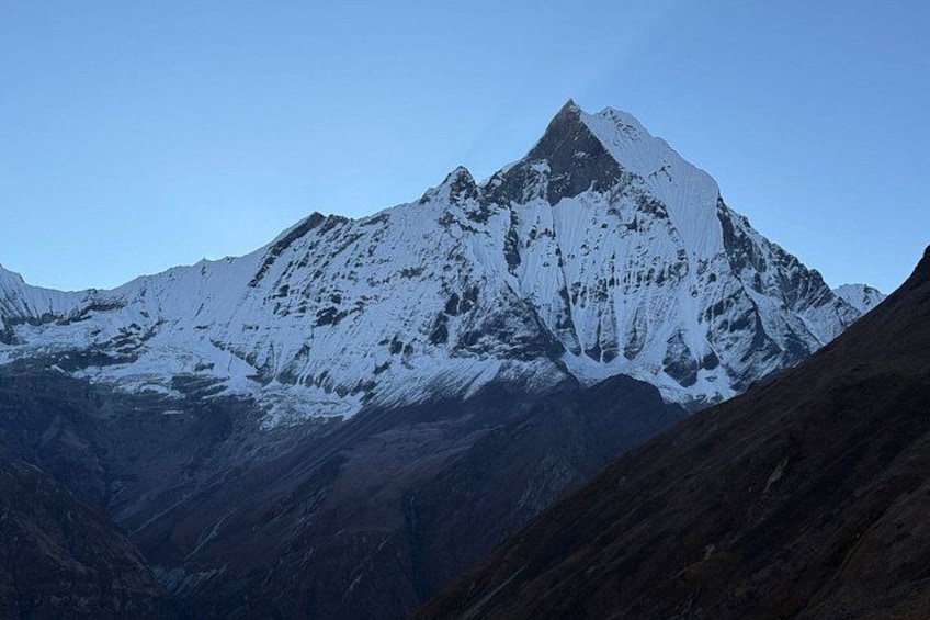 Un sommet de montagne enneigé, sous un ciel dégagé. 2