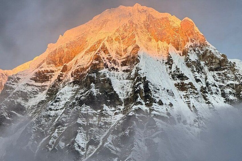 Un sommet de montagne enneigé, sous un ciel dégagé. 3