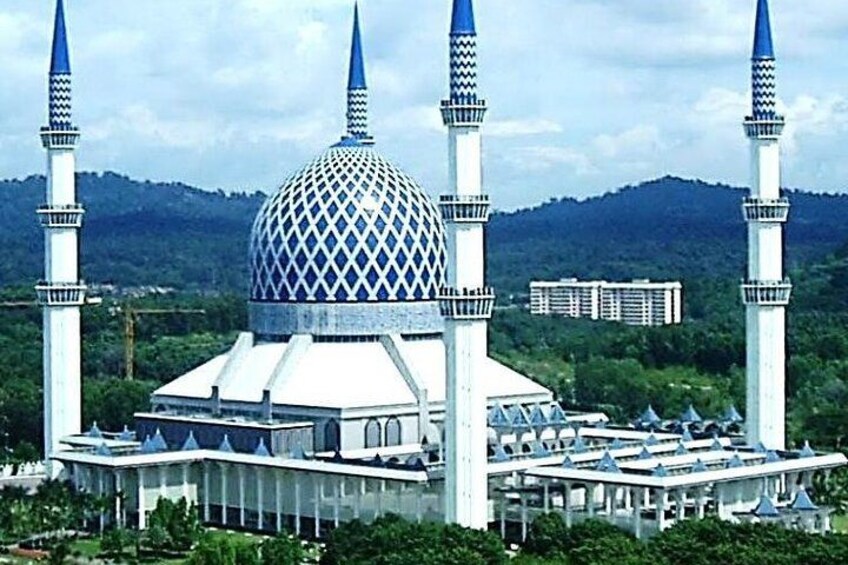 A mosque with a large central dome and four minarets. 5