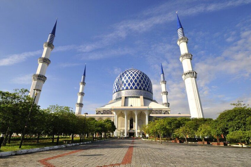 A mosque with a large dome and four minarets. 3