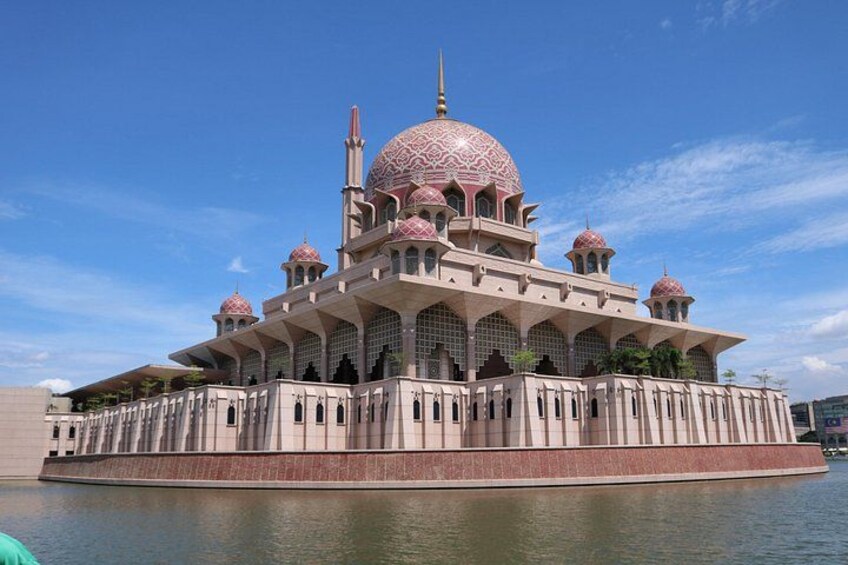 The pink-domed Putra Mosque is undoubtedly one of the most distinctive landmarks in Putrajaya 1