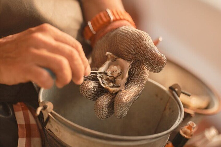 Eine Person mit Handschuhen handhabt einen Metalltopf. 4