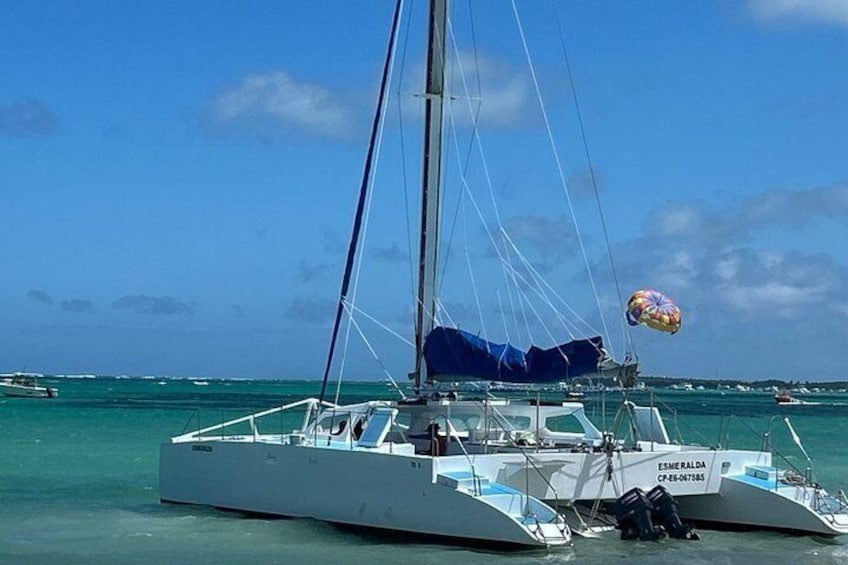 Un velero llamado 'Emerald' con un paracaídas acuático. 4