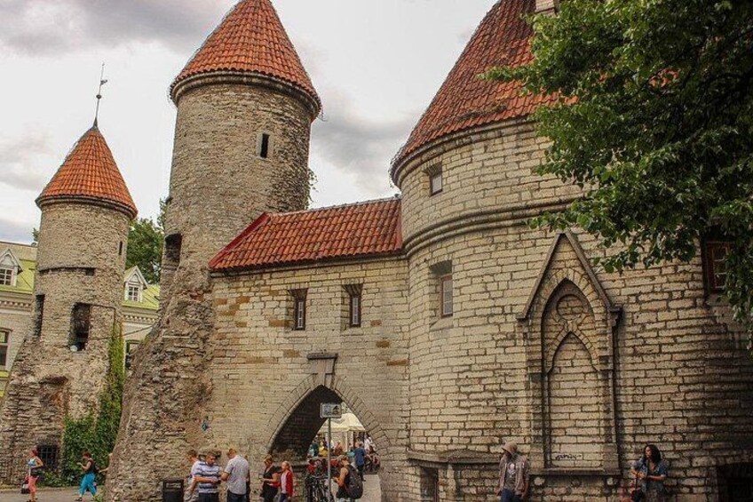 Ein historisches Steinhaus mit einem runden Turm und einem spitz zulaufenden Dach. 2