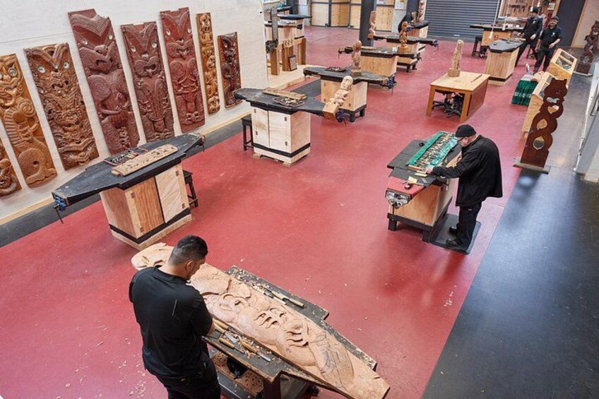 Un atelier de menuiserie équipé de divers outils et présentant des pièces en bois sculptées. 2