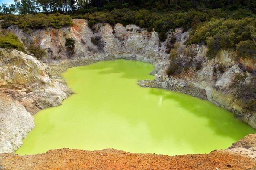 Une piscine naturelle aux eaux vertes, entourée d’un paysage rocheux. 5