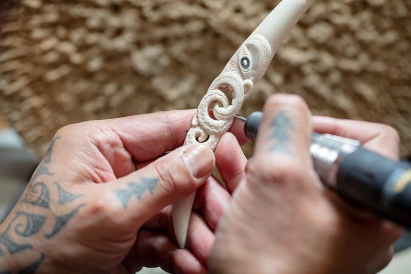 Une personne utilise une perceuse sur un objet en bois sculpté. 3