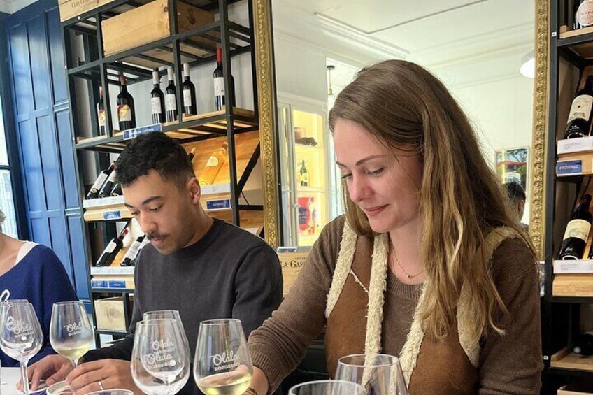 Une personne qui examine des bouteilles de vin dans un magasin. 1
