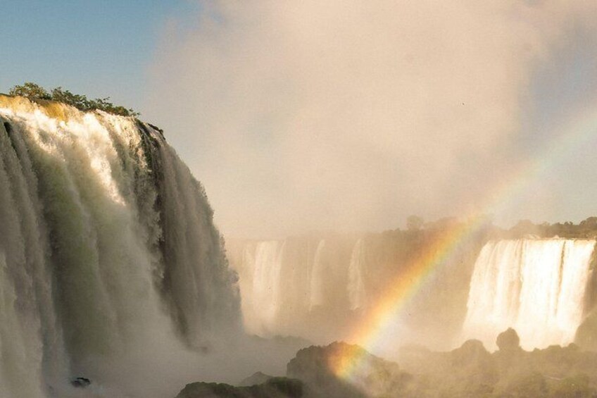 Una cascada con un arcoíris. 2