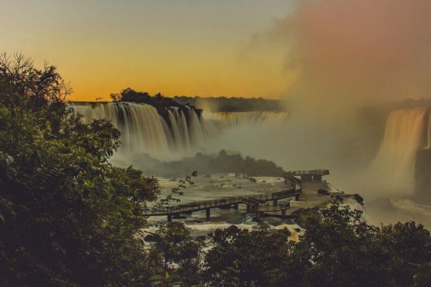 Una cascada, una plataforma de observación y vegetación circundante. 4