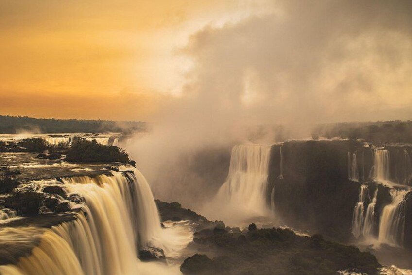 Una cascada con múltiples saltos, rodeada de niebla y nubes. 1