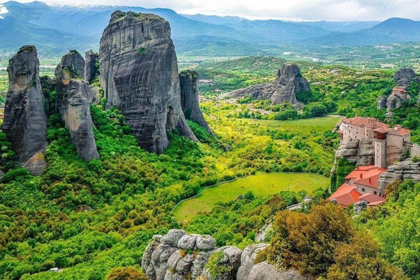 Paesaggio montuoso con formazioni rocciose e un castello. 1