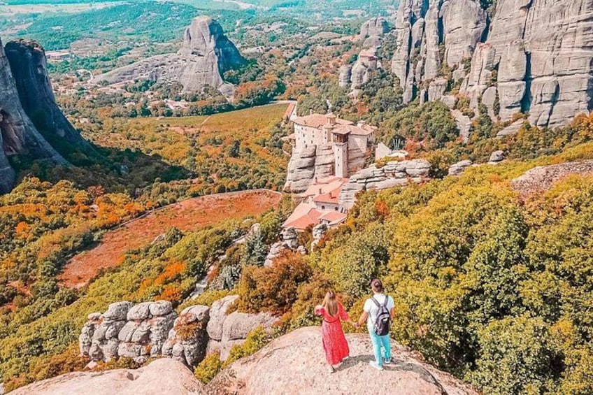 Paesaggio montuoso con una chiesa, formazioni rocciose e vegetazione lussureggiante. 3