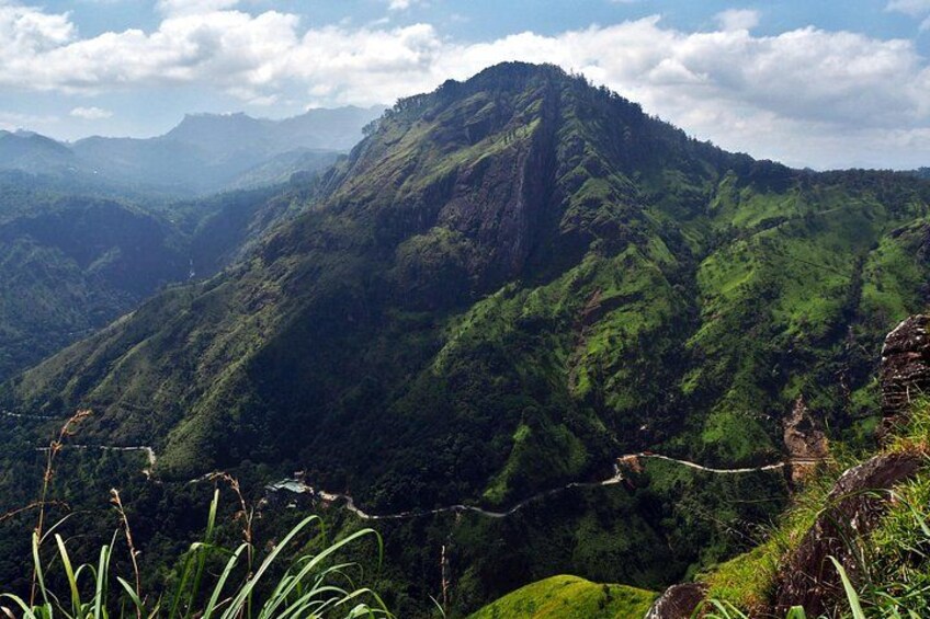 Un paysage montagneux, avec une végétation luxuriante et un pont suspendu. 2