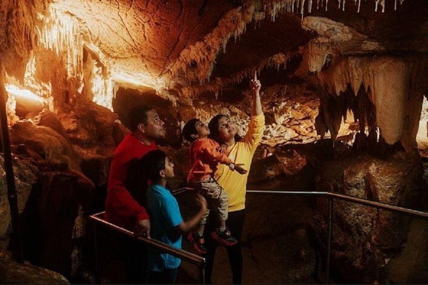 Una cueva con estalactitas y estalagmitas. 1