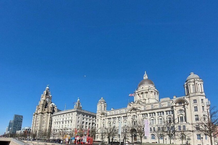 Un edificio histórico grande con una cúpula destacada y una torre del reloj. 1