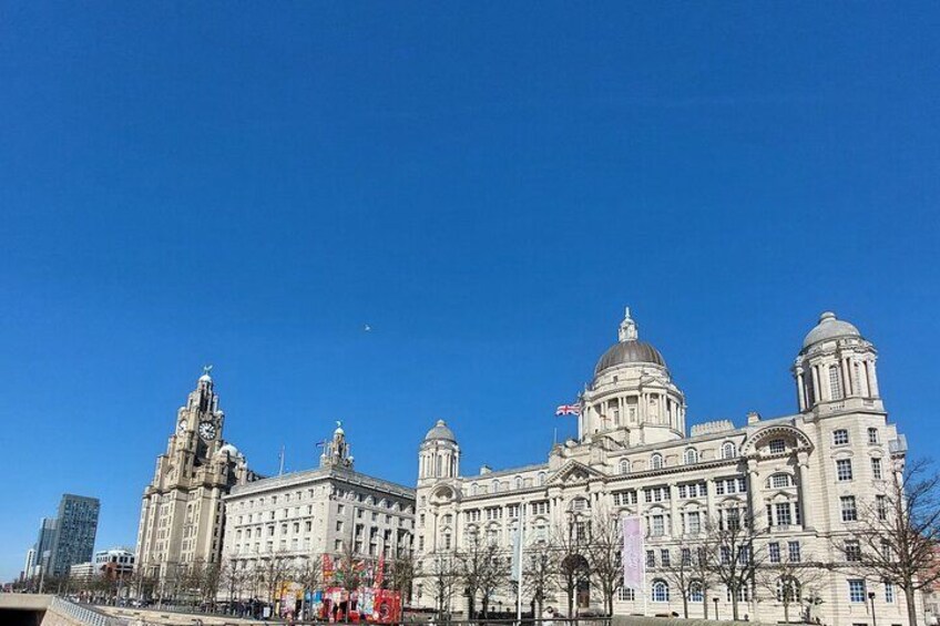 Un edificio histórico grande con una cúpula destacada y una torre del reloj. 2