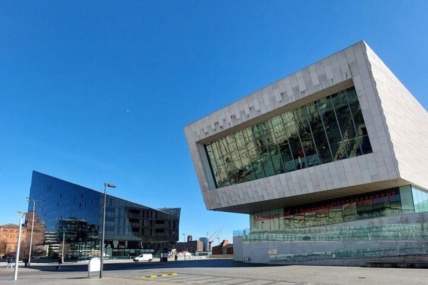 Un edificio moderno con fachada de vidrio y exterior blanco. 4