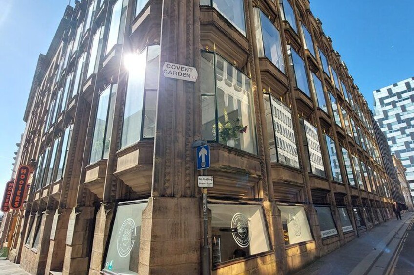 Un edificio de varios pisos con grandes ventanales y un letrero que dice 'Covent Garden'. 3