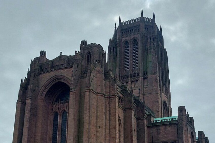 Una gran catedral histórica con un arco imponente y una torre alta. 5