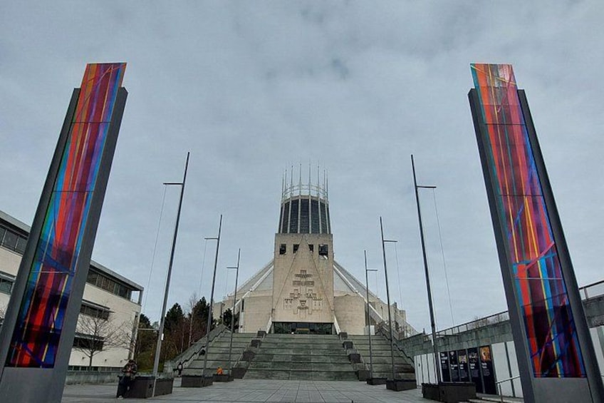 Un edificio con una torre central y dos estructuras altas y coloridas a cada lado. 4